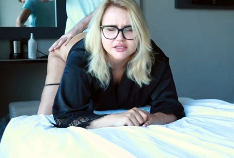 Предложила по шалить, но оставить это в секрете.