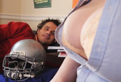 Пригнал из колледжа, чтобы по скорее увидеть сочные сисехи сводной сестры.