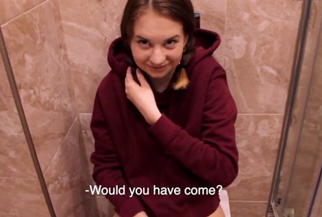 Русская девчуля чуток застеснялась, когда браток спалил ее за мастурбацией.