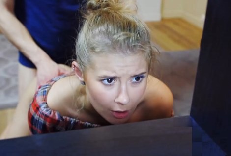 Симпатичная блондинка по-настоящему застряла в диване, куда уже было деваться от писюна.